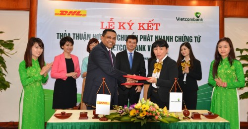 Vietcombank ký thỏa thuận hợp tác chuyển phát nhanh chứng từ