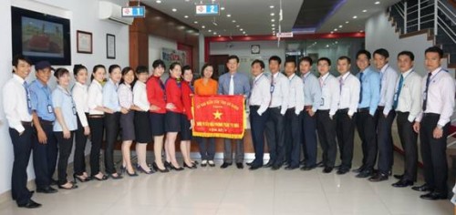 Trao cờ thi đua cho Ngân hàng Bản Việt
