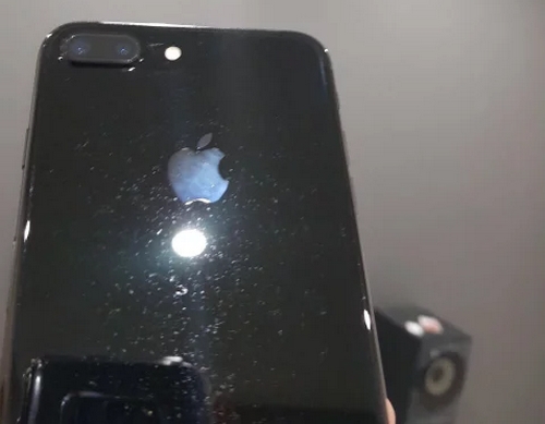 Mặt sau iPhone 7 Jet Black nham nhở khi dùng ốp lưng