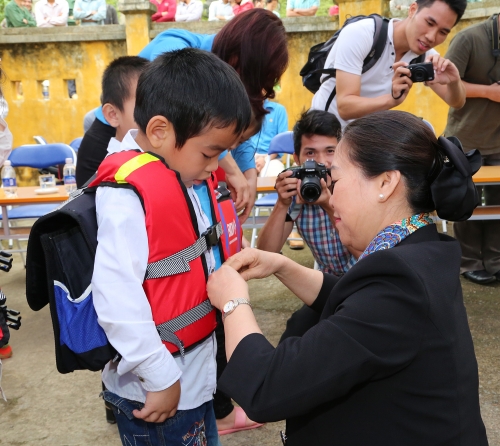 BIDV trao tặng phao cứu sinh cho các học sinh vùng sông nước