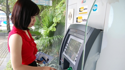Thu phí ATM: Hãy nhìn rộng hơn