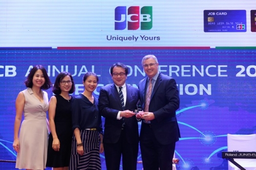Vietcombank được JCB trao tặng 2 giải thưởng về lĩnh vực thẻ