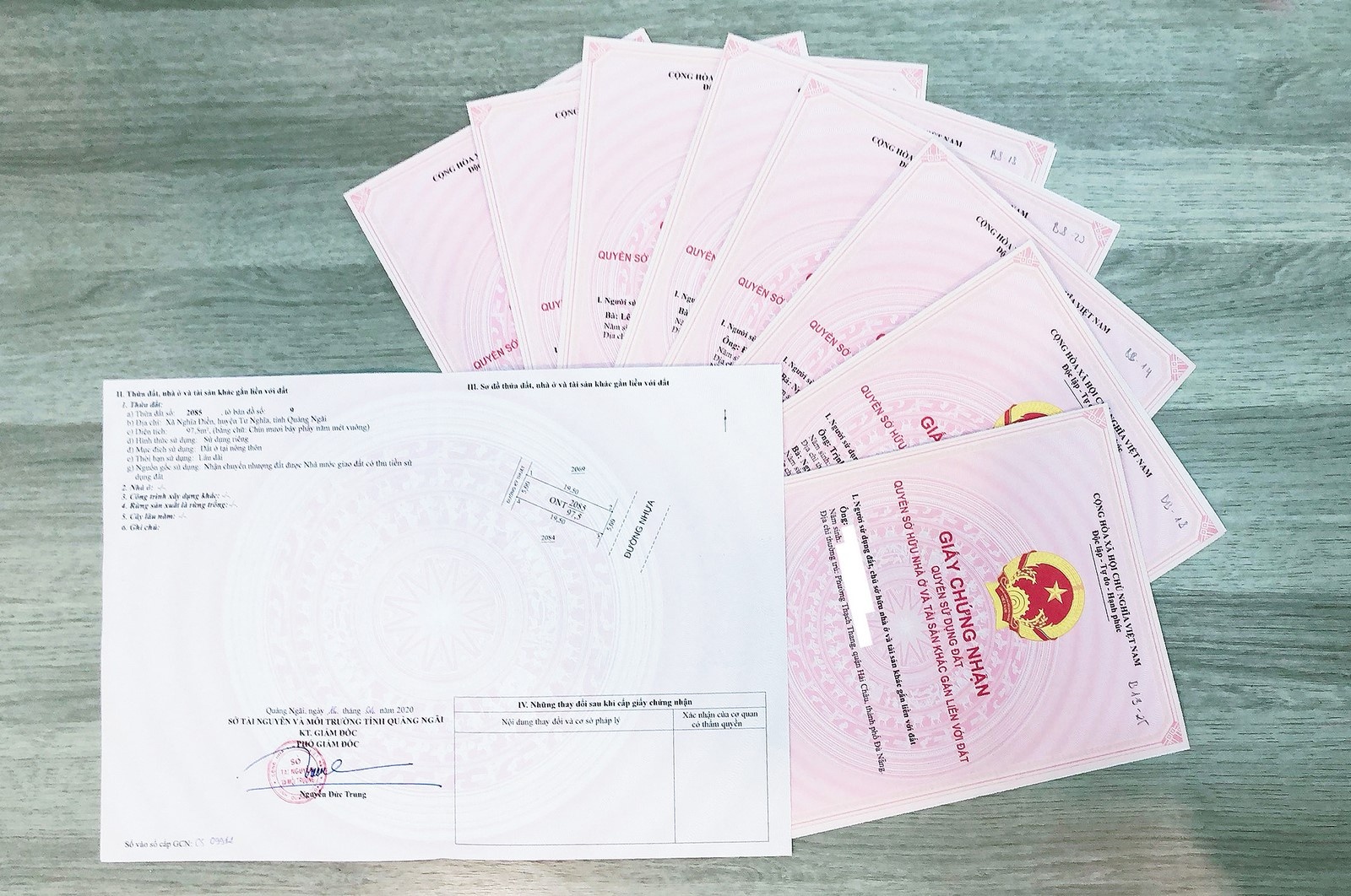 Công ty thành viên Đất Xanh Miền Trung bàn giao ‘sổ đỏ’ cho khách hàng tại Quảng Ngãi