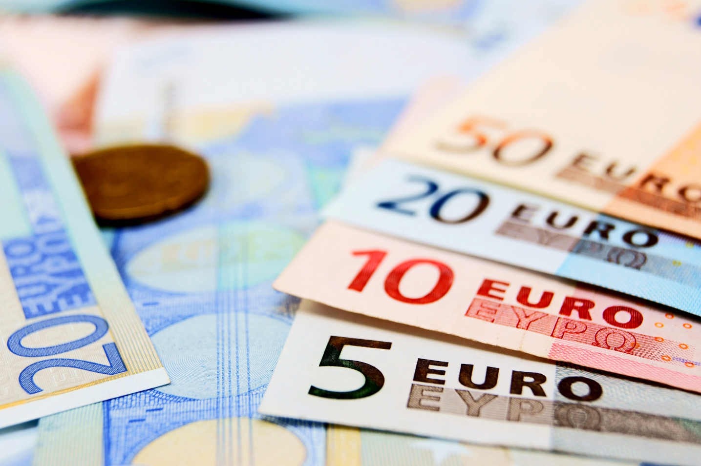 EU vay 750 tỷ Euro để phục hồi kinh tế