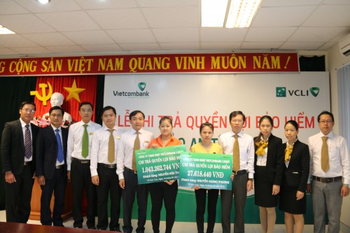 Vietcombank Kon Tum: Chi trả hơn 1 tỷ đồng quyền lợi bảo hiểm cho khách hàng