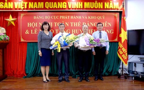 Trao tặng Huy hiệu Đảng cho đảng viên Cục Phát hành và Kho quỹ