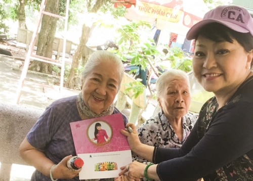 Nghệ sỹ Hương Lan tới thăm Viện dưỡng lão nghệ sỹ