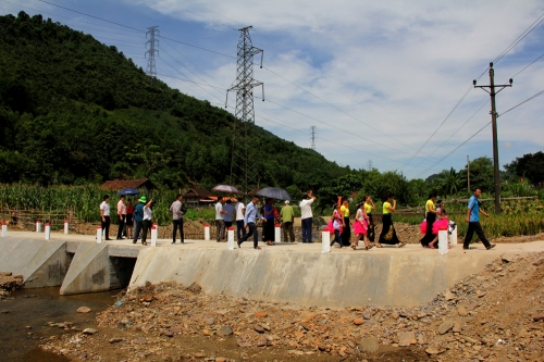 SHB xây cầu giúp người dân vùng lũ