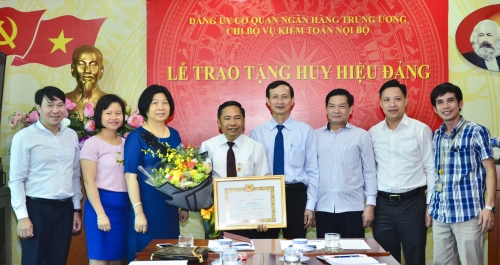 Trao tặng Huy hiệu 30 năm tuổi Đảng cho đồng chí Lê Quốc Nghị