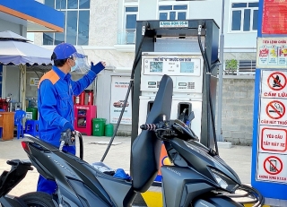 Giá xăng dầu tiếp tục tăng mạnh, vượt 32.000 đồng/lít
