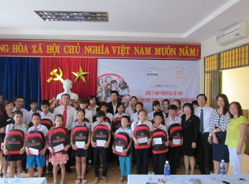 Prudential Việt Nam trao quà cho học sinh nghèo hiếu học