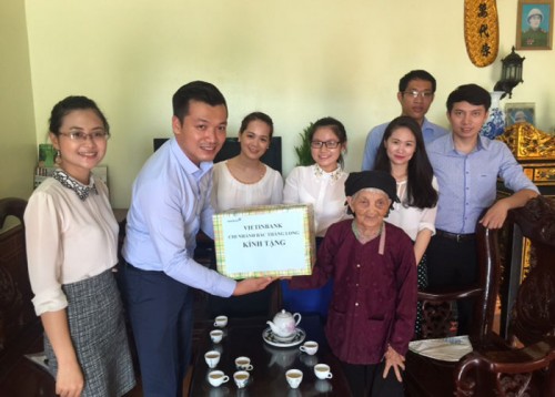Nhiều chi nhánh VietinBank tặng quà Mẹ Việt Nam anh hùng