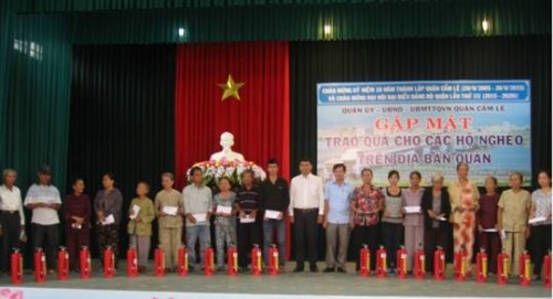 556 hộ nghèo quận Cẩm Lệ được trao quà