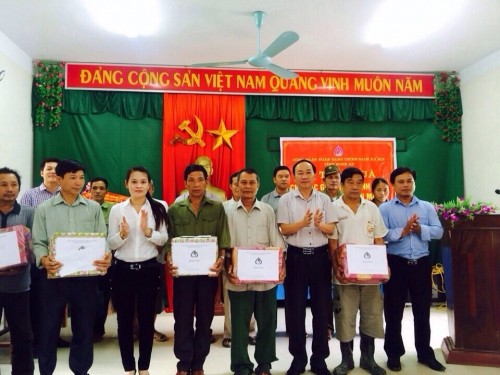 Công đoàn NHCSXH tỉnh Nghệ An tặng quà các gia đình thương binh, liệt sỹ