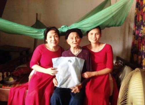 NHNN Quảng Nam thăm hỏi, tặng quà 3 Mẹ Việt Nam anh hùng