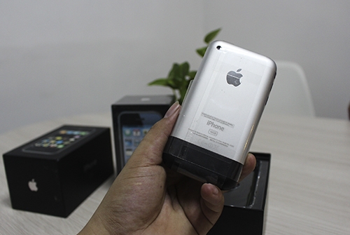 iPhone đời cũ có giá 'trên trời' tại Việt Nam