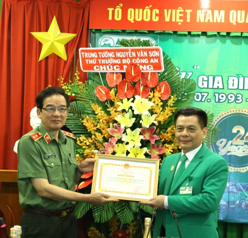 Mai Linh nhận bằng khen vì thành tích trong phong trào toàn dân bảo vệ ANTQ