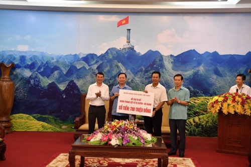 Đoàn công tác ngành NH tri ân các gia đình thương binh liệt sỹ, gia đình chính sách tại Hà Giang