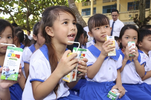 Vinamilk trao 76.500 ly sữa cho 850 trẻ em tỉnh Vĩnh Long