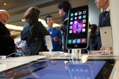Apple sẽ trì hoãn bán iPhone LCD nhằm tránh 