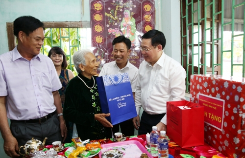 Phó Thủ tướng trao Quyết định công nhận chuẩn nông thôn mới cho huyện Tây Hoà