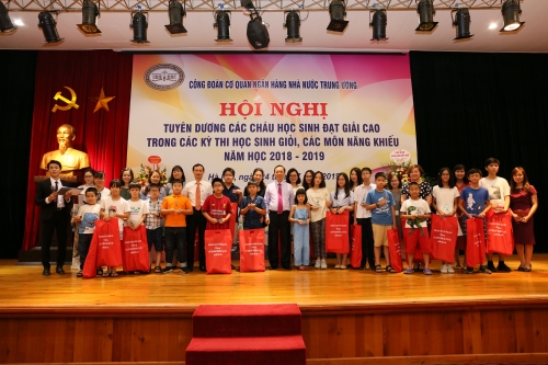 Công đoàn Cơ quan NHNN Trung ương tuyên dương các cháu học sinh đạt giải cao năm học 2018-2019