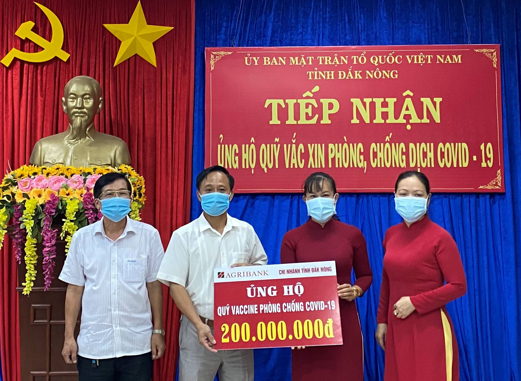200 trieu dong ung ho quy vaccine phong covid 19
