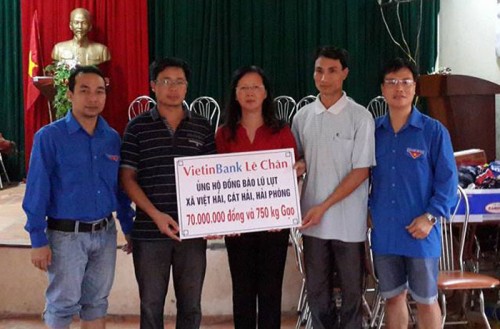 VietinBank Lê Chân cứu trợ đồng bào lũ lụt Hải Phòng