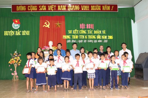Tân Hiệp Phát phối hợp trao học bổng cho học sinh nghèo tại Bình Thuận