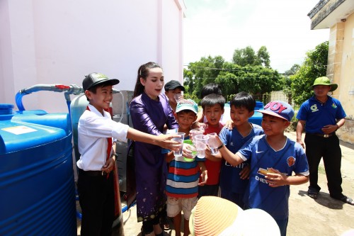 Ca sĩ Phi Nhung trao máy lọc nước nhiễm mặn cho đồng bào miền Tây