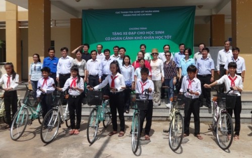 Cục Thanh tra Giám sát ngân hàng TP.HCM: Tặng xe đạp cho học sinh nghèo Bến Tre