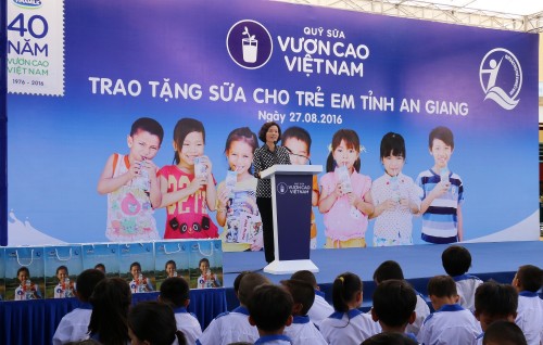 Vinamilk trao tặng 111.000 ly sữa cho hơn 1.200 trẻ em An Giang