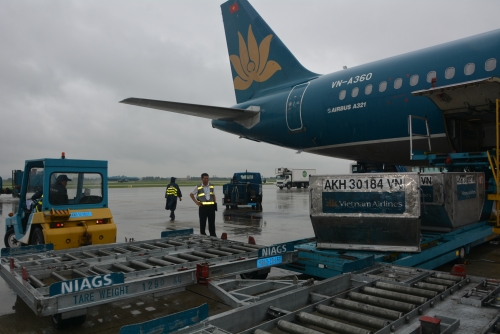 Vietnam Airlines miễn phí chuyển hàng cứu trợ lũ lụt đến Sơn La và Yên Bái