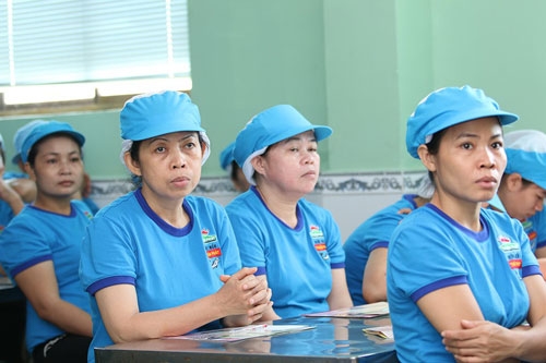 Hỗ trợ chăm sóc mắt cho nữ công nhân tại Việt Nam
