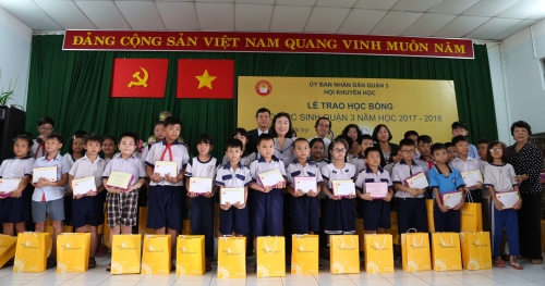 Sun Life Việt Nam trao học bổng Chương trình “Sun Life - Vì tương lai tươi sáng”