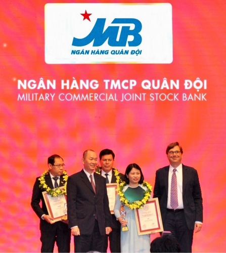 MB thăng hạng trong Top 10 NHTM Việt Nam uy tín nhất