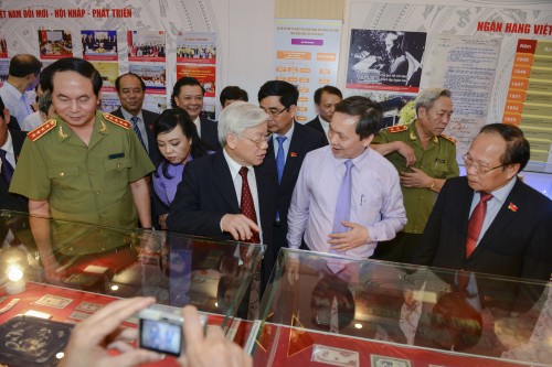 Tổng Bí thư Nguyễn Phú Trọng tới thăm gian triển lãm của ngành Ngân hàng