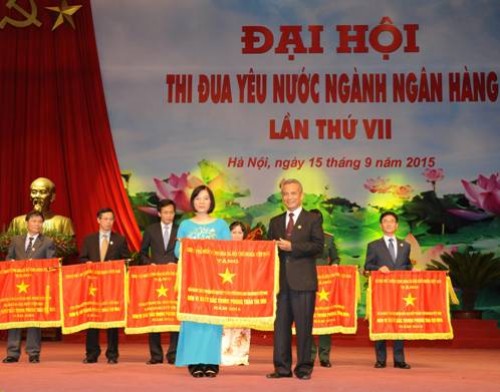Standard Chartered Việt Nam nhận Cờ thi đua của Chính phủ