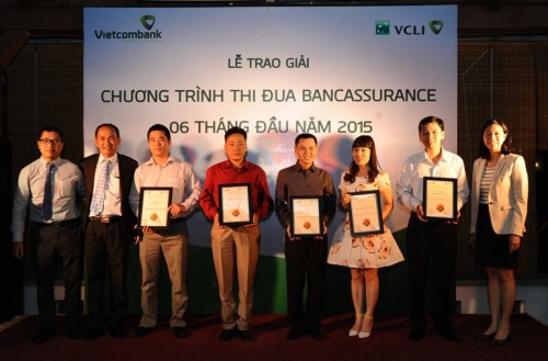 Vietcombank trao thưởng thi đua Bancassurance