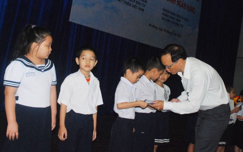 Ngành Ngân hàng Đà Nẵng trao học bổng học sinh nghèo vượt khó
