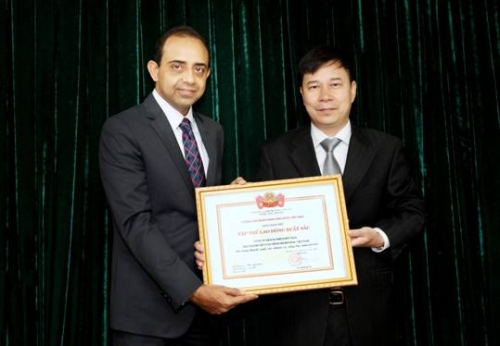 Công ty Tài chính Prudential Việt Nam đón nhận danh hiệu từ NHNN