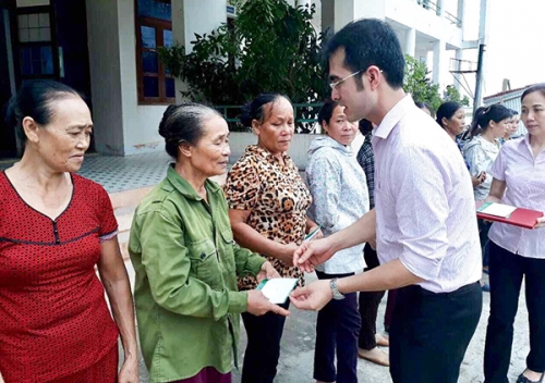 NHCSXH thăm hỏi, tặng quà người dân tỉnh Quảng Bình sau bão số 10