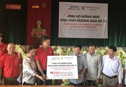Central Group Việt Nam trao 500 suất quà cho bà con vùng bão