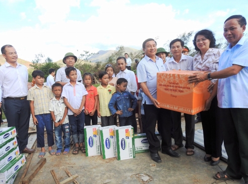 Vinamilk tặng sữa cho trẻ em vùng lũ tại Hà Tĩnh và Quảng Bình