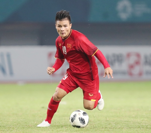 Cầu thủ Quang Hải cùng SHB đón Cúp Ngoại hạng Anh và Cúp Liên đoàn Anh