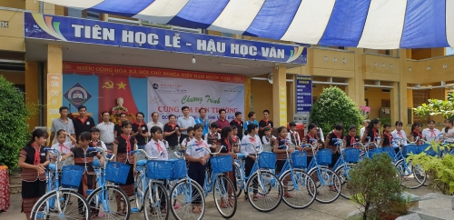 142 xe đạp, chăn ấm đến tay học sinh vùng khó khăn
