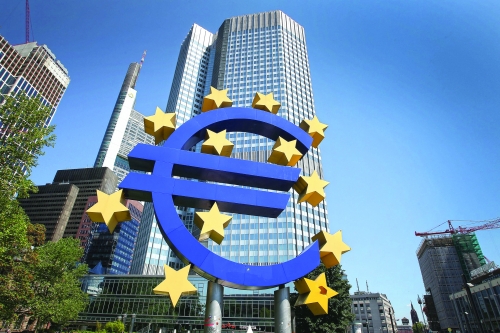 ECB hạ lãi suất, triển khai QE để vực dậy nền kinh tế