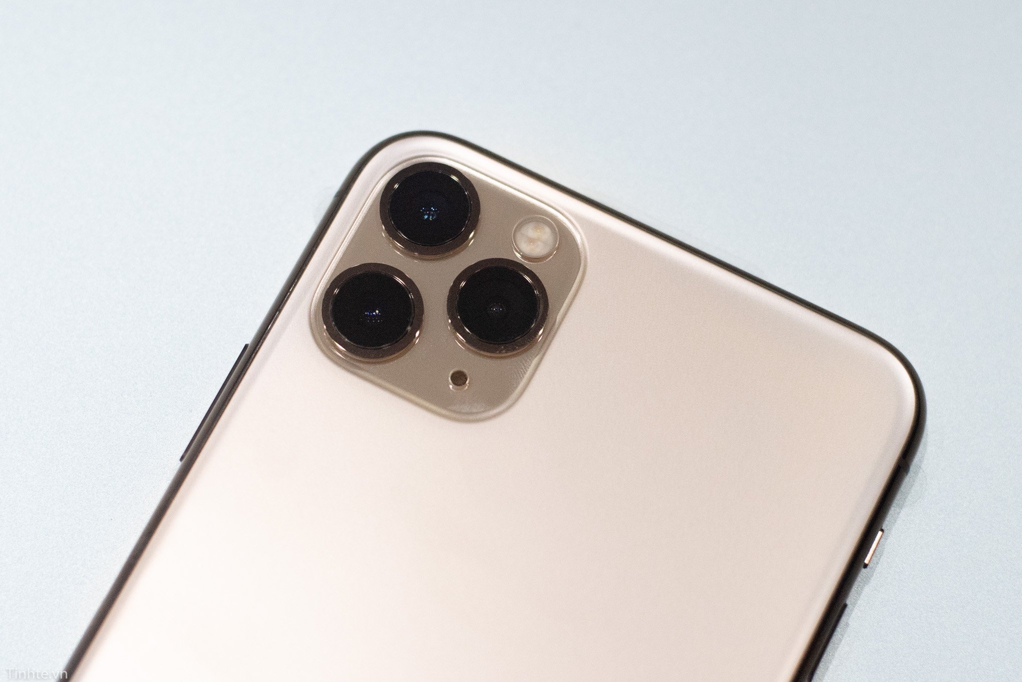 iPhone 11 Pro Max với mặt lưng kính nhám là một sản phẩm đẹp mắt và sang trọng. Bạn sẽ không chỉ được sở hữu một thiết bị có hiệu năng cao, mà còn là một thiết bị thiết kế đẳng cấp. Hãy xem hình ảnh liên quan đến từ khóa này để cảm nhận thêm vẻ đẹp độc đáo của chiếc điện thoại này.
