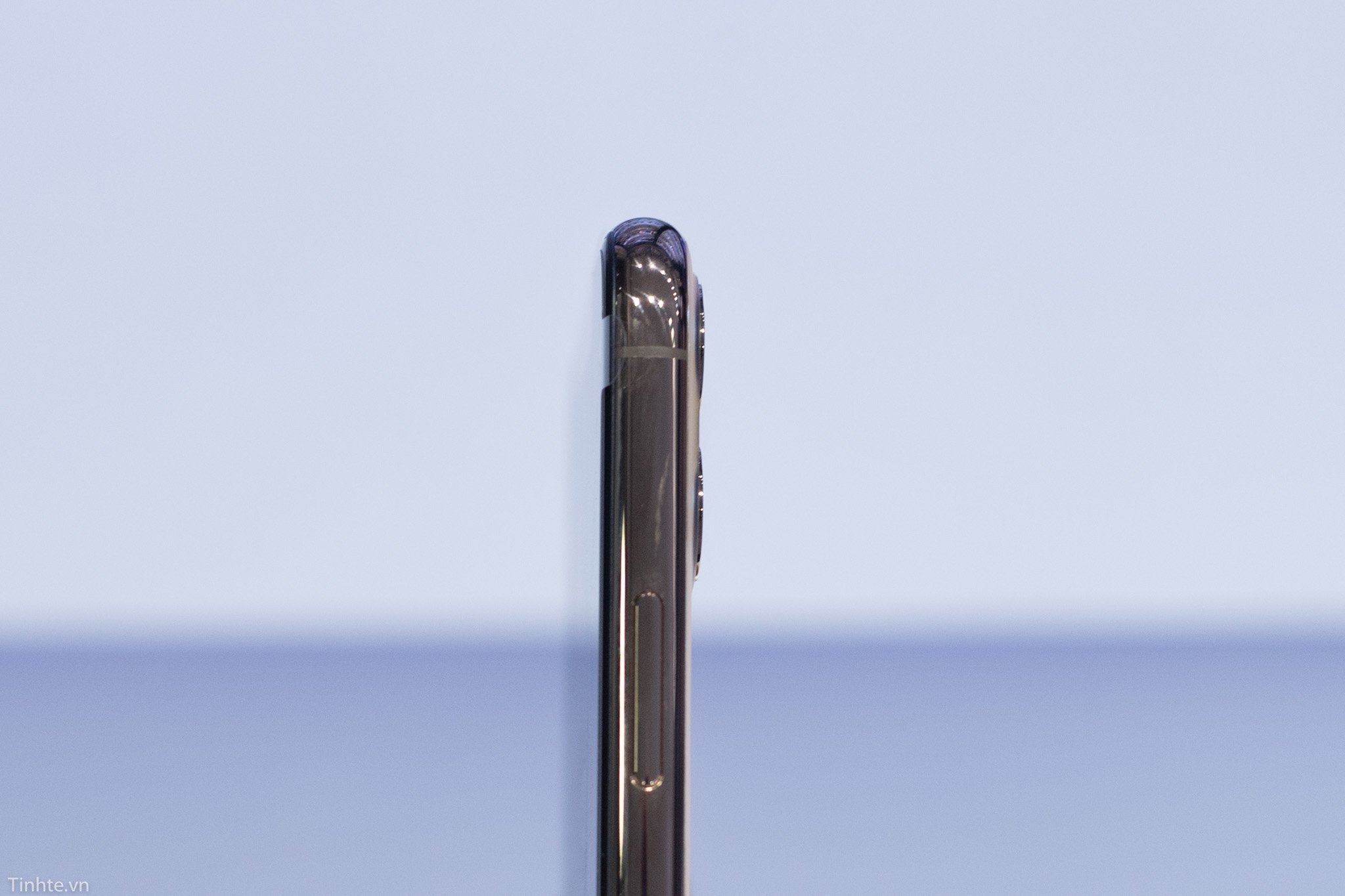 Trên tay iPhone 11 Pro Max: mặt lưng kính nhám rất đẹp, không bám vân tay