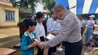 Home Credit trao học bổng cho học sinh có hoàn cảnh khó khăn ở Đắk Lắk